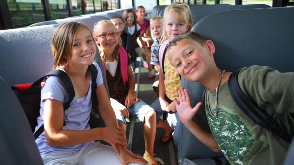 תמונה של ילדים מחייכים באוטובוס 2