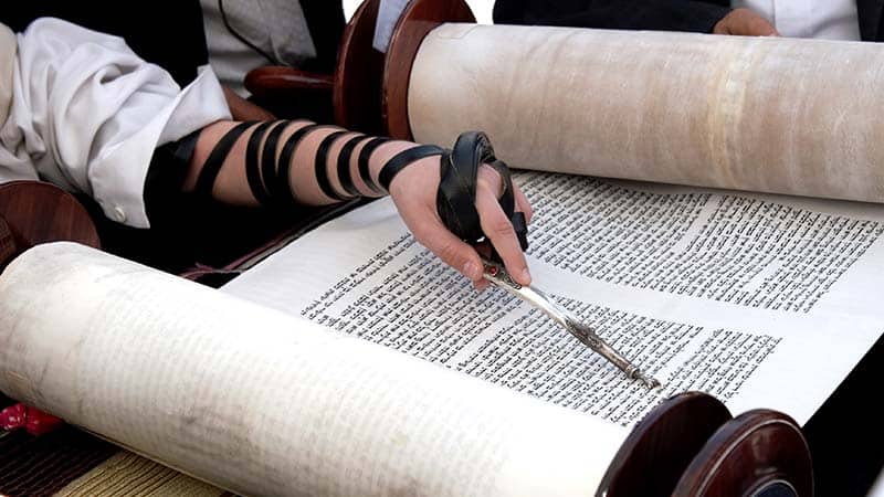 תמונה של קריאה בספר תורה 2